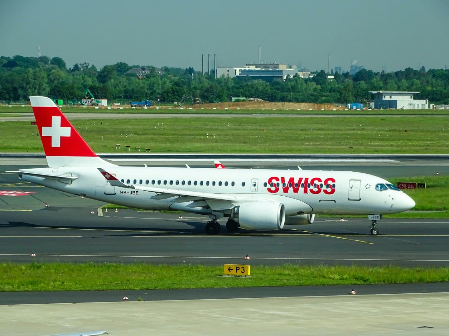 Un aereo SWISS rulla sulla pista verso l'aeroporto.