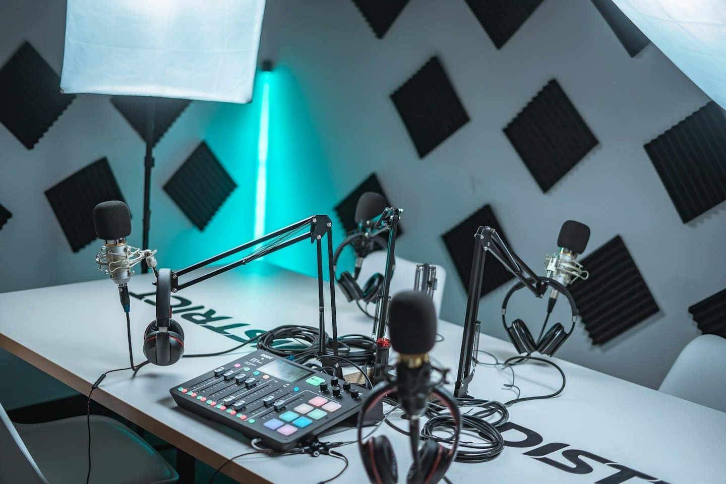 Studio per podcast con microfoni, cuffie e mixer audio.