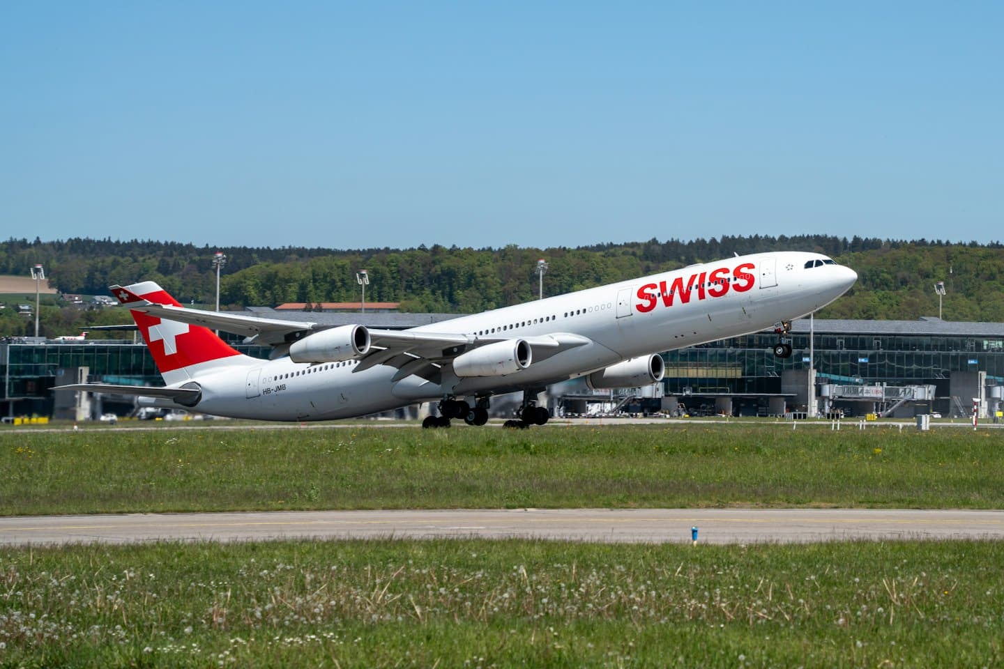 Aereo SWISS in decollo dalla pista dell'aeroporto.