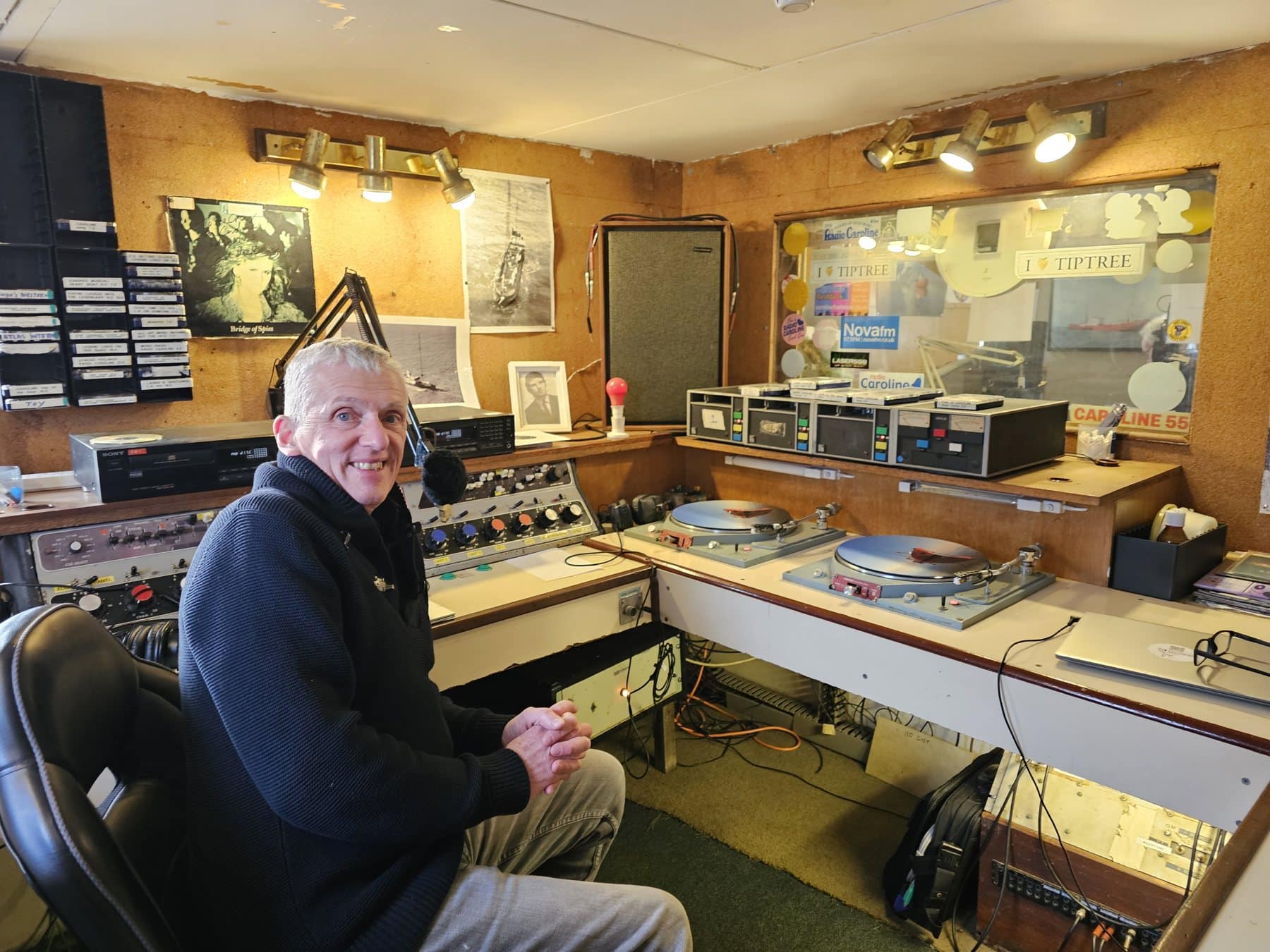Grant Benson negli studi della Ross Revenge